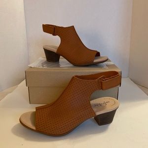 NWB Clark’s Valerie James Leather Sandal US 8M